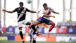 jogadores de Vasco e Bahia em disputa pela bola em partida válida pelo Brasileirão 2026