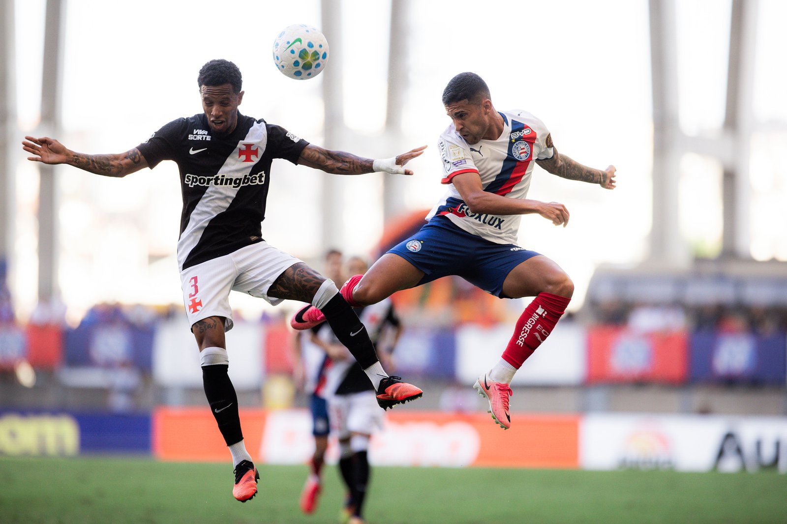 jogadores de Vasco e Bahia em disputa pela bola em partida válida pelo Brasileirão 2026