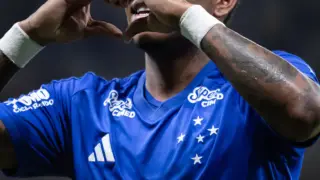 Arroyo fazendo coração com as mãos após gol pelo Cruzeiro contra o Flamengo no Brasileirão