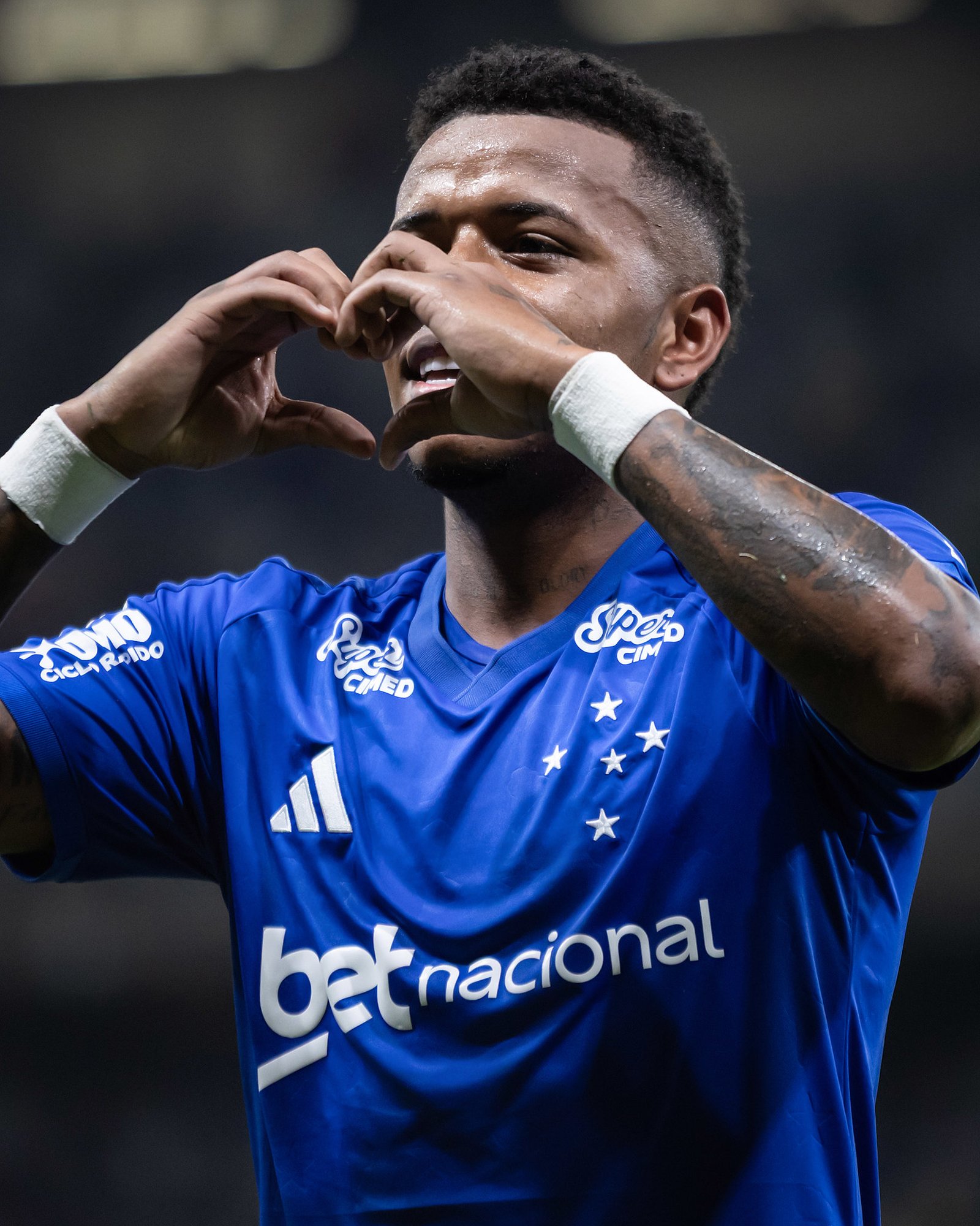 Arroyo fazendo coração com as mãos após gol pelo Cruzeiro contra o Flamengo no Brasileirão