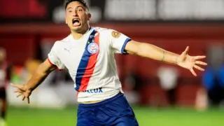 Alejo Véliz comemorando gol do Bahia no Barradão