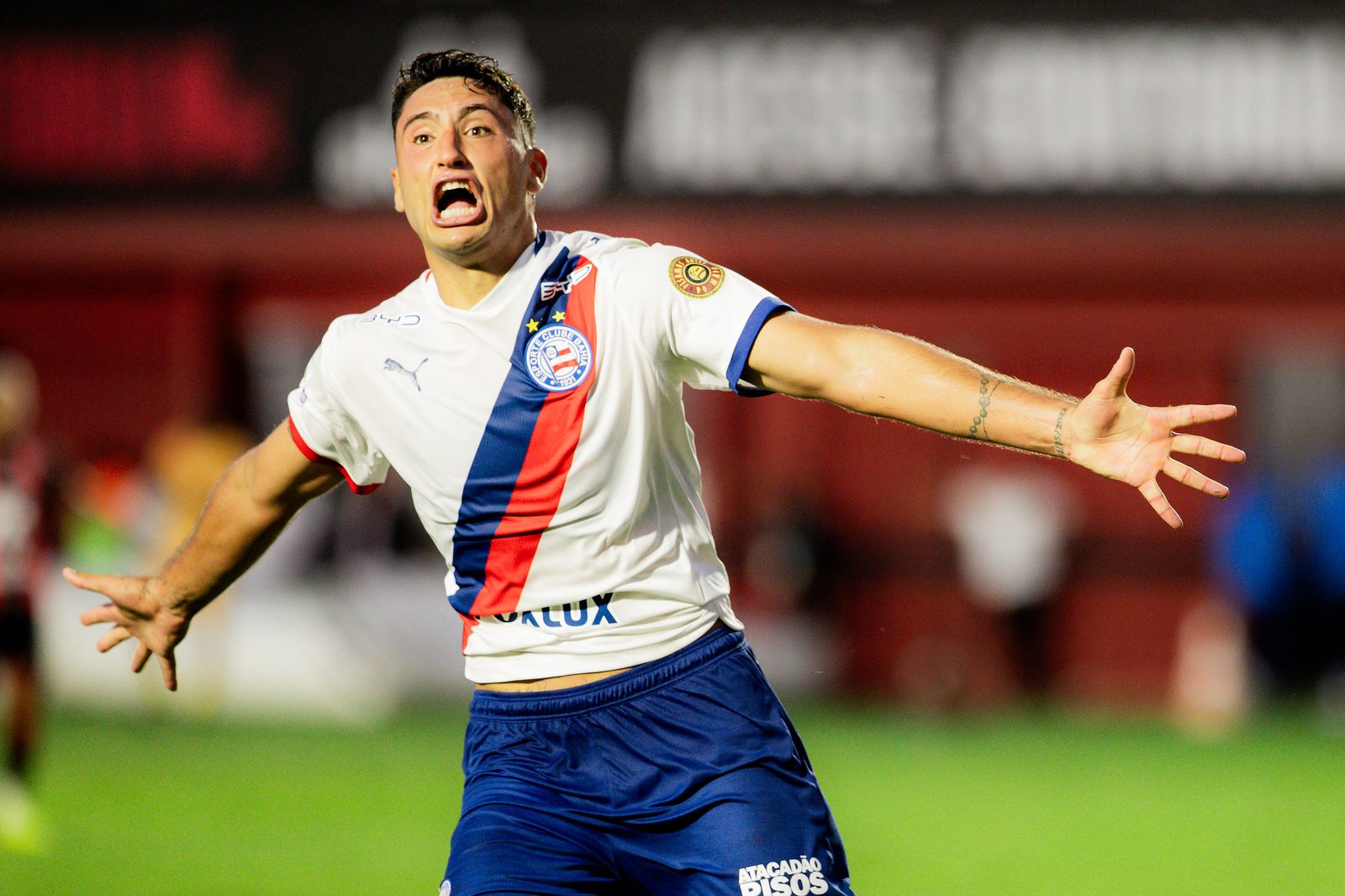 Alejo Véliz comemorando gol do Bahia no Barradão