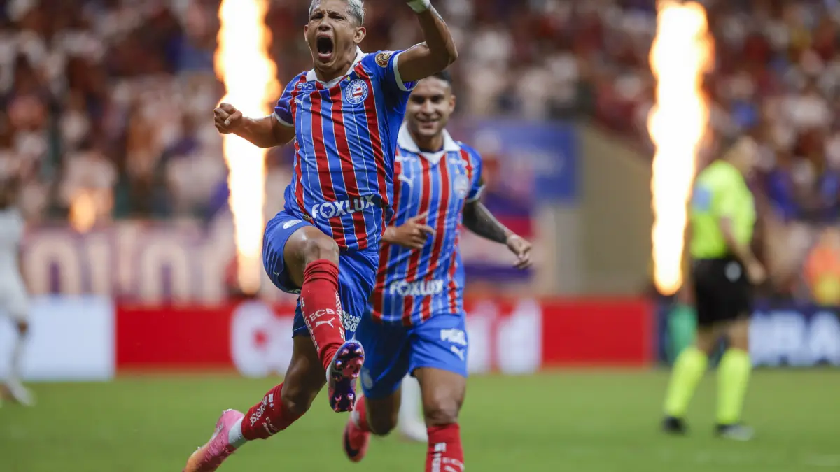 Erick Pulga comemorando o seu segundo gol na partida Bahia x Internacional em Salvador