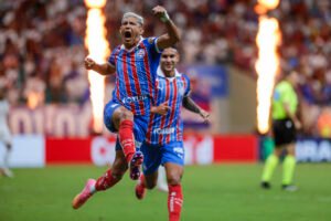 Erick Pulga comemorando o seu segundo gol na partida Bahia x Internacional em Salvador
