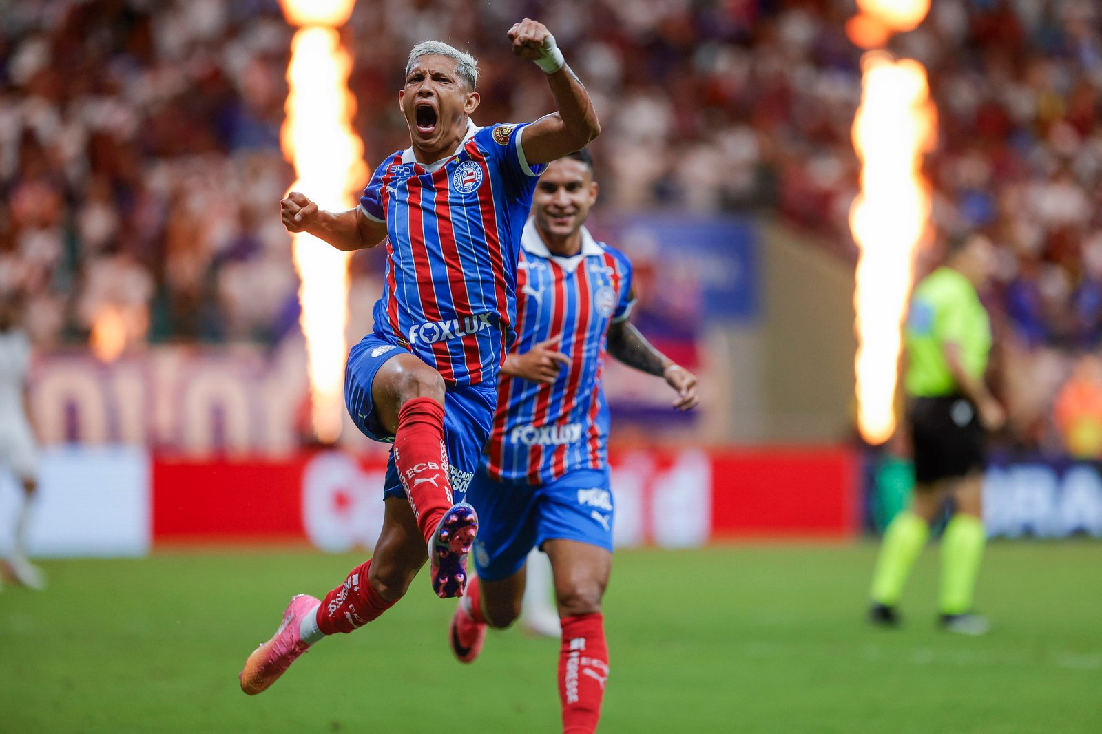 Erick Pulga comemorando o seu segundo gol na partida Bahia x Internacional em Salvador