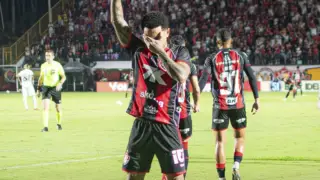 Matheuzinho comemorando gol pelo Vitória