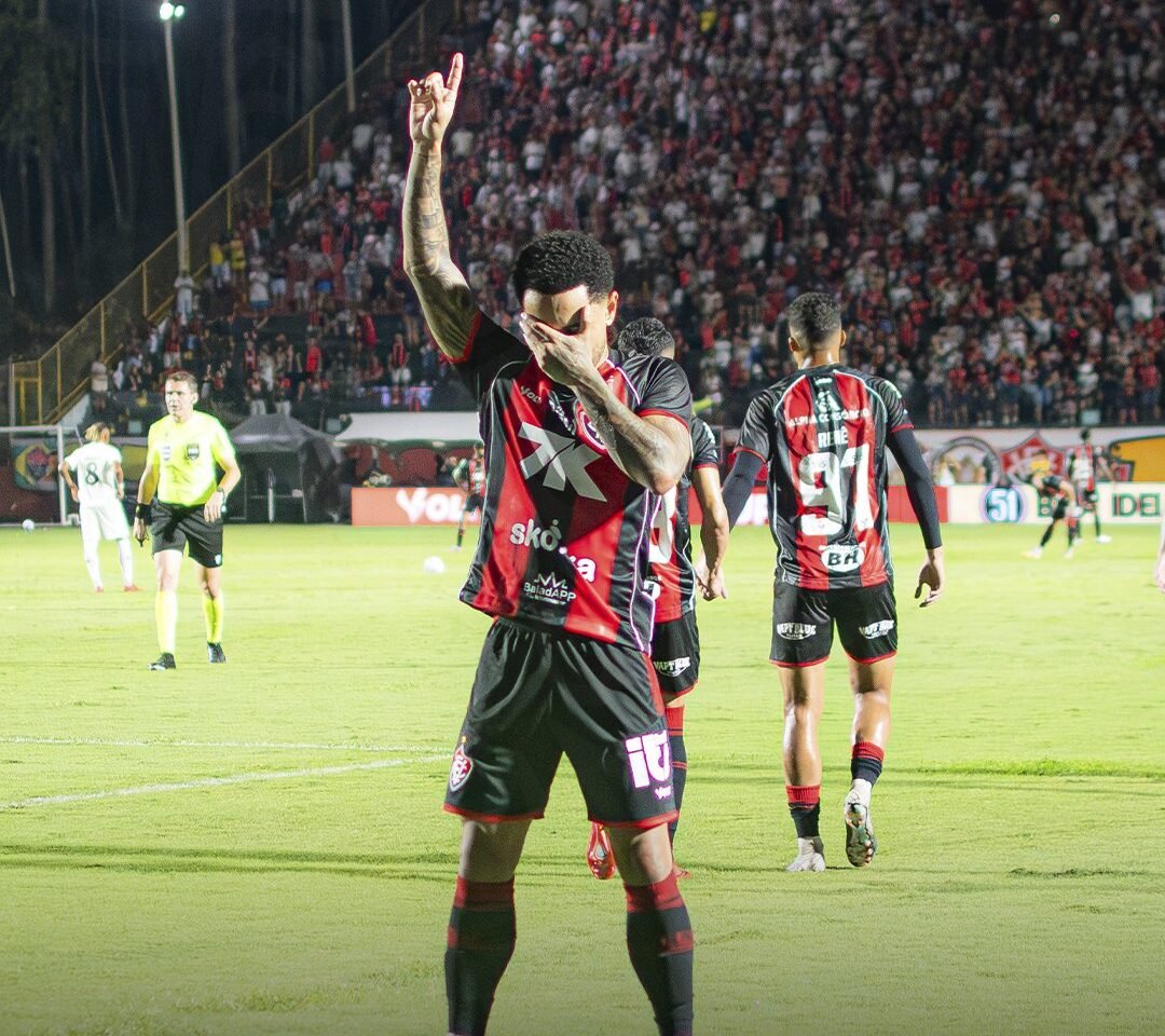 Matheuzinho comemorando gol pelo Vitória