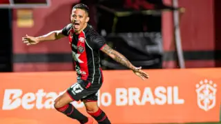 Erick comemorando gol pelo Vitória na Copa do Brasil