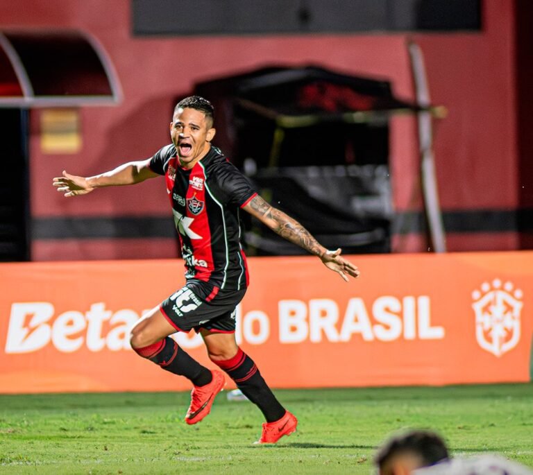 Erick comemorando gol pelo Vitória na Copa do Brasil