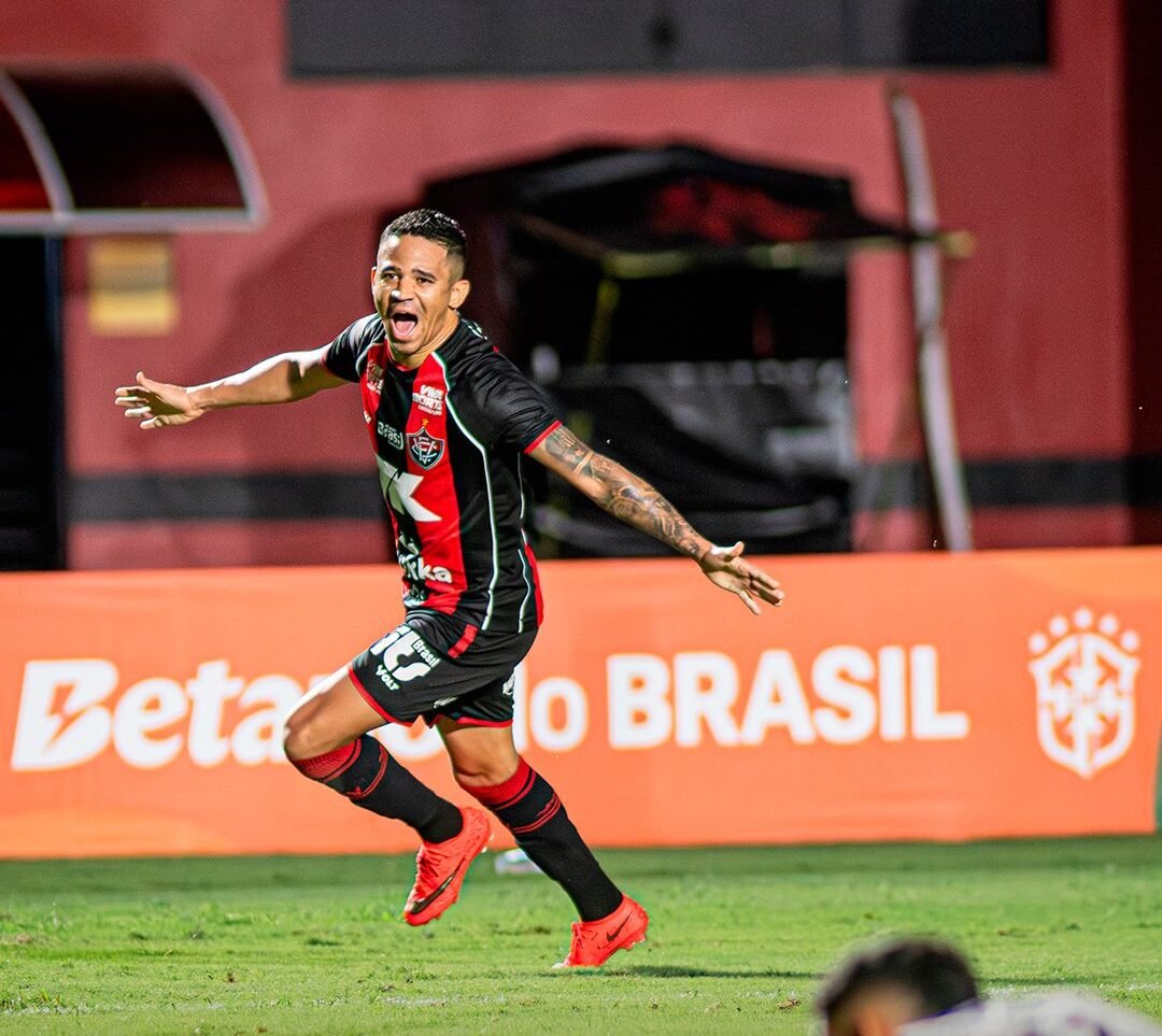 Erick comemorando gol pelo Vitória na Copa do Brasil