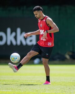 jogador do vitória treinando