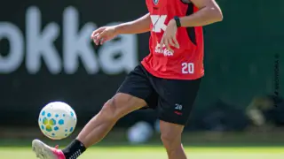 jogador do vitória treinando