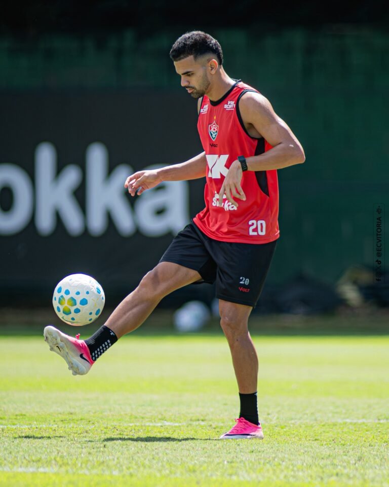 jogador do vitória treinando