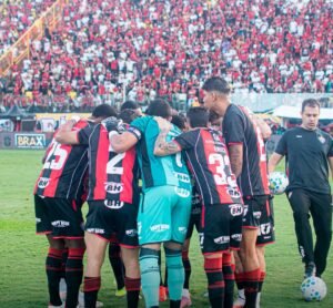 equipe do Vitória no campo do Barradão