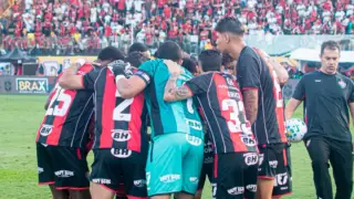 equipe do Vitória no campo do Barradão