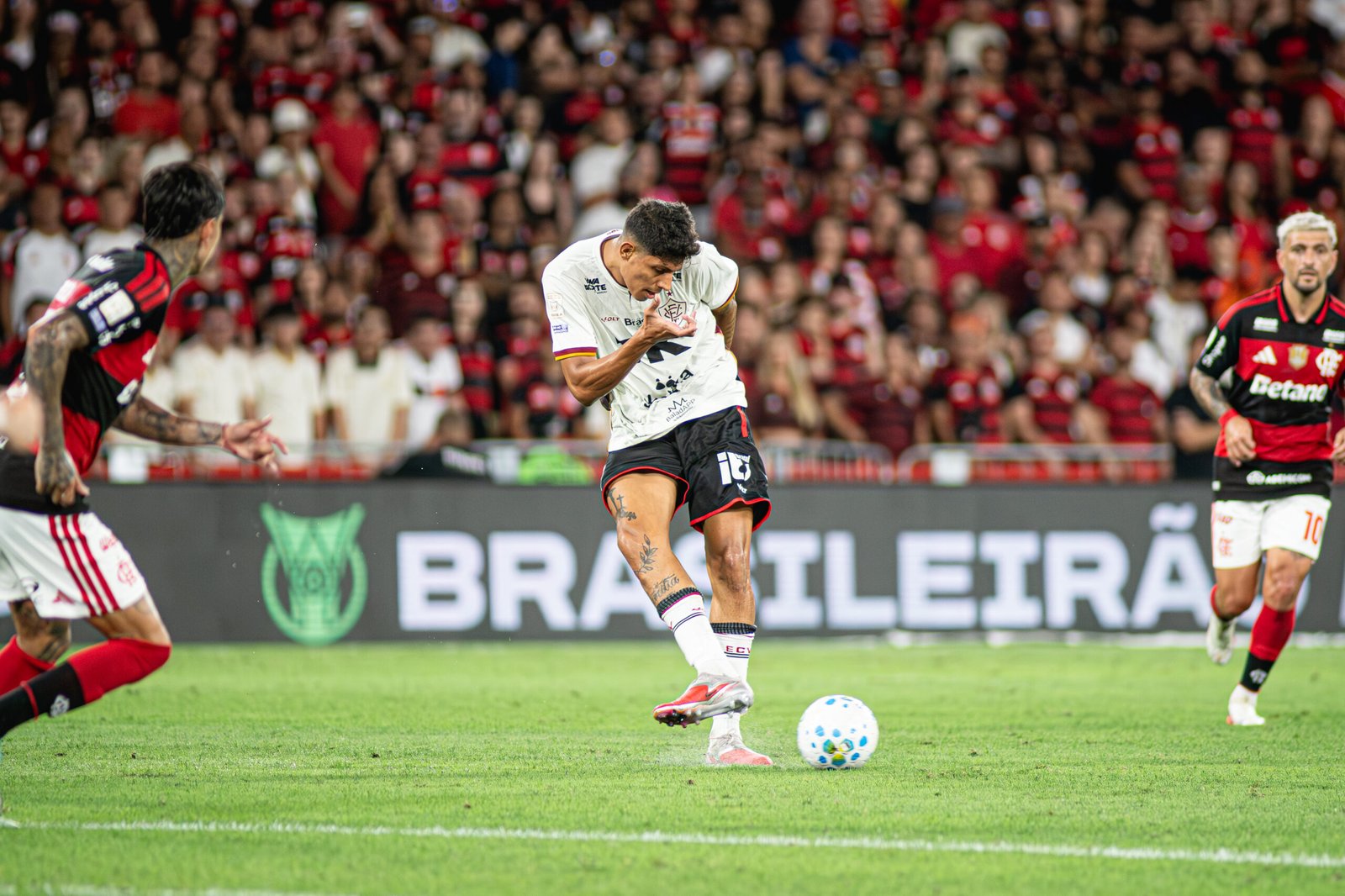 Zé Vitor no jogo Flamengo x Vitória pelo Brasileirão 2026
