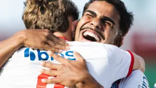 jogadores sub-20 do Bahia comemorando título do Baianão