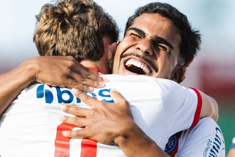 jogadores sub-20 do Bahia comemorando título do Baianão
