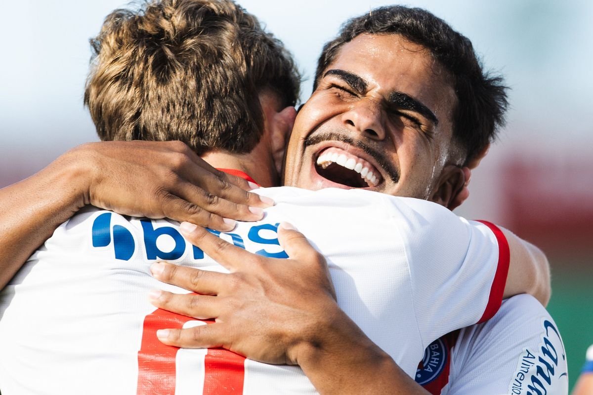 jogadores sub-20 do Bahia comemorando título do Baianão