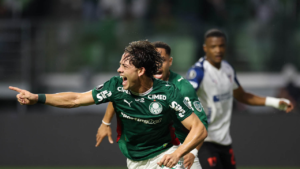 O jogador Agustín Giay, da SE Palmeiras, comemora seu gol contra a equipe da Liga Desportiva Universitaria, durante partida válida pelas quartas de final, ida, da Conmebol Libertadores, na arena Nubank Parque. (Foto: Cesar Greco/Palmeiras/by Canon)