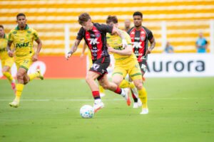 Diego Tarzia, do Vitória, em disputa de bola com jogadores do Mirassol