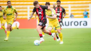 Diego Tarzia, do Vitória, em disputa de bola com jogadores do Mirassol