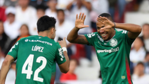 O jogador Marlon Freitas, da SE Palmeiras, comemora seu gol contra a equipe da Liga Desportiva Universitaria, durante partida válida pelas quartas de final, volta, da Conmebol Libertadores, no Estádio Rodrigo Paz Delgado. (Foto: Cesar Greco/Palmeiras/by Canon)