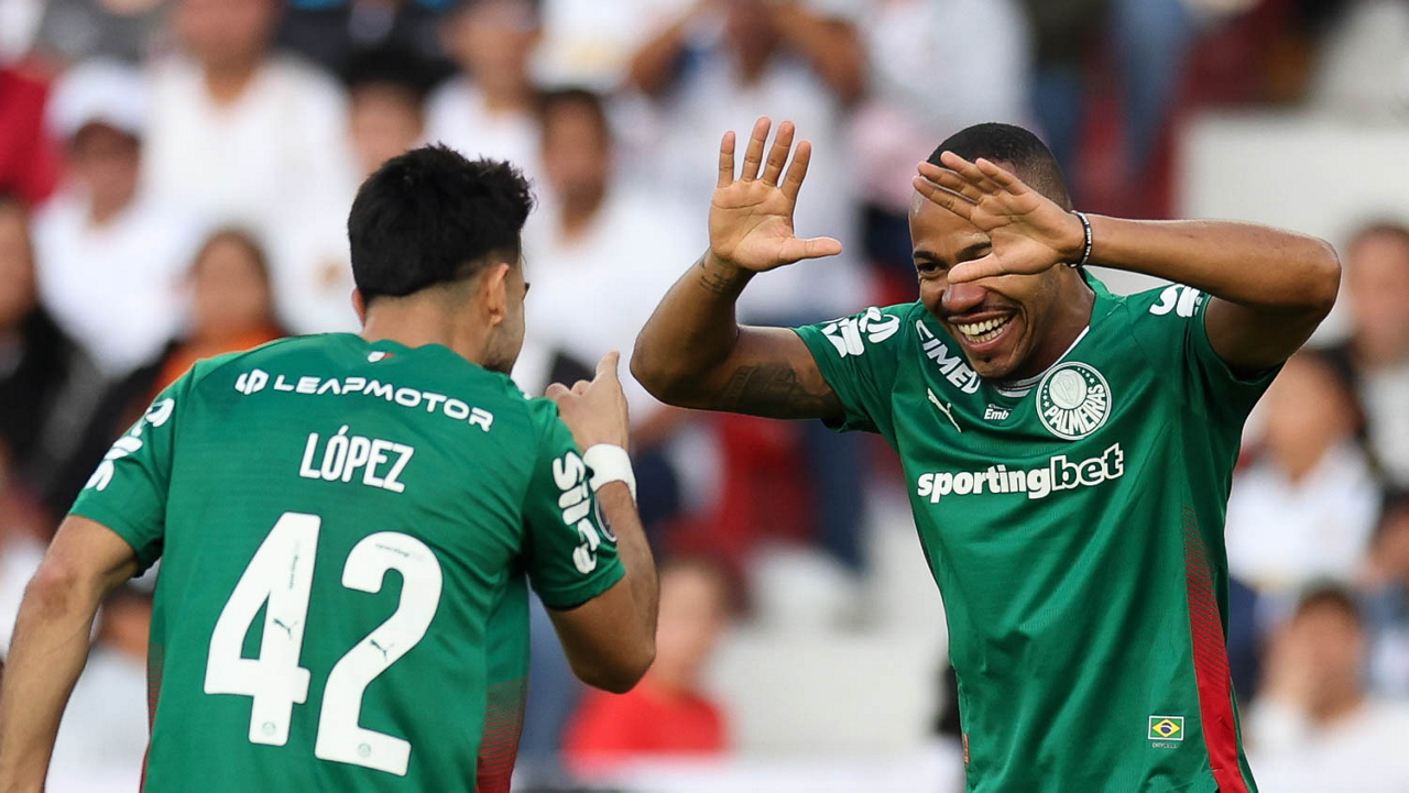 O jogador Marlon Freitas, da SE Palmeiras, comemora seu gol contra a equipe da Liga Desportiva Universitaria, durante partida válida pelas quartas de final, volta, da Conmebol Libertadores, no Estádio Rodrigo Paz Delgado. (Foto: Cesar Greco/Palmeiras/by Canon)