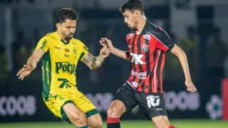 jogadores de Mirassol e Vitória em disputa de bola no campo