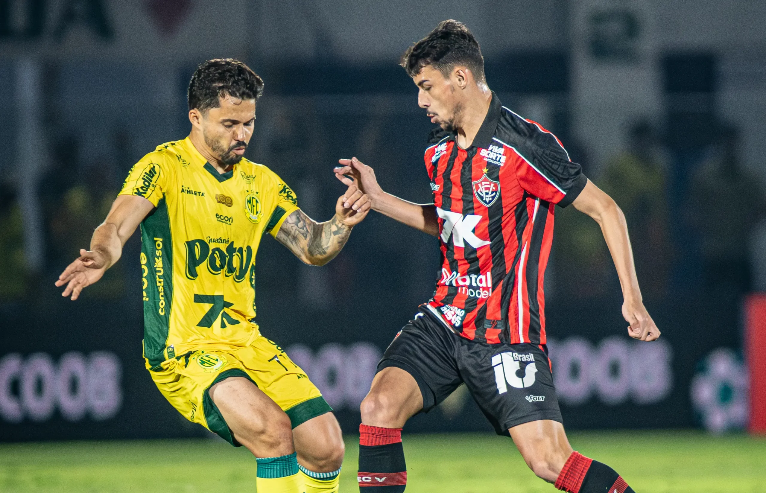 jogadores de Mirassol e Vitória em disputa de bola no campo