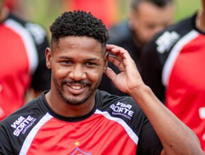 Fabiano Souza, sorrindo, em treino do Vitória no Barradão