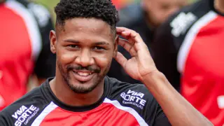 Fabiano Souza, sorrindo, em treino do Vitória no Barradão