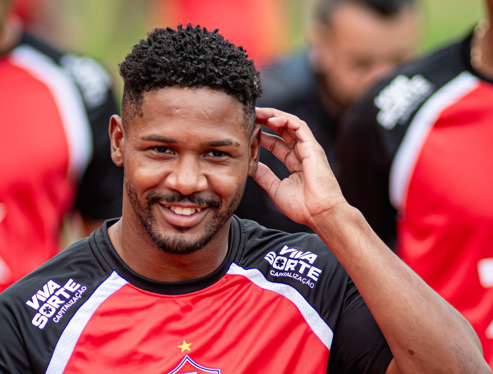 Fabiano Souza, sorrindo, em treino do Vitória no Barradão