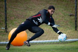 Lucas Arcanjo em treino do Vitória no Barradão