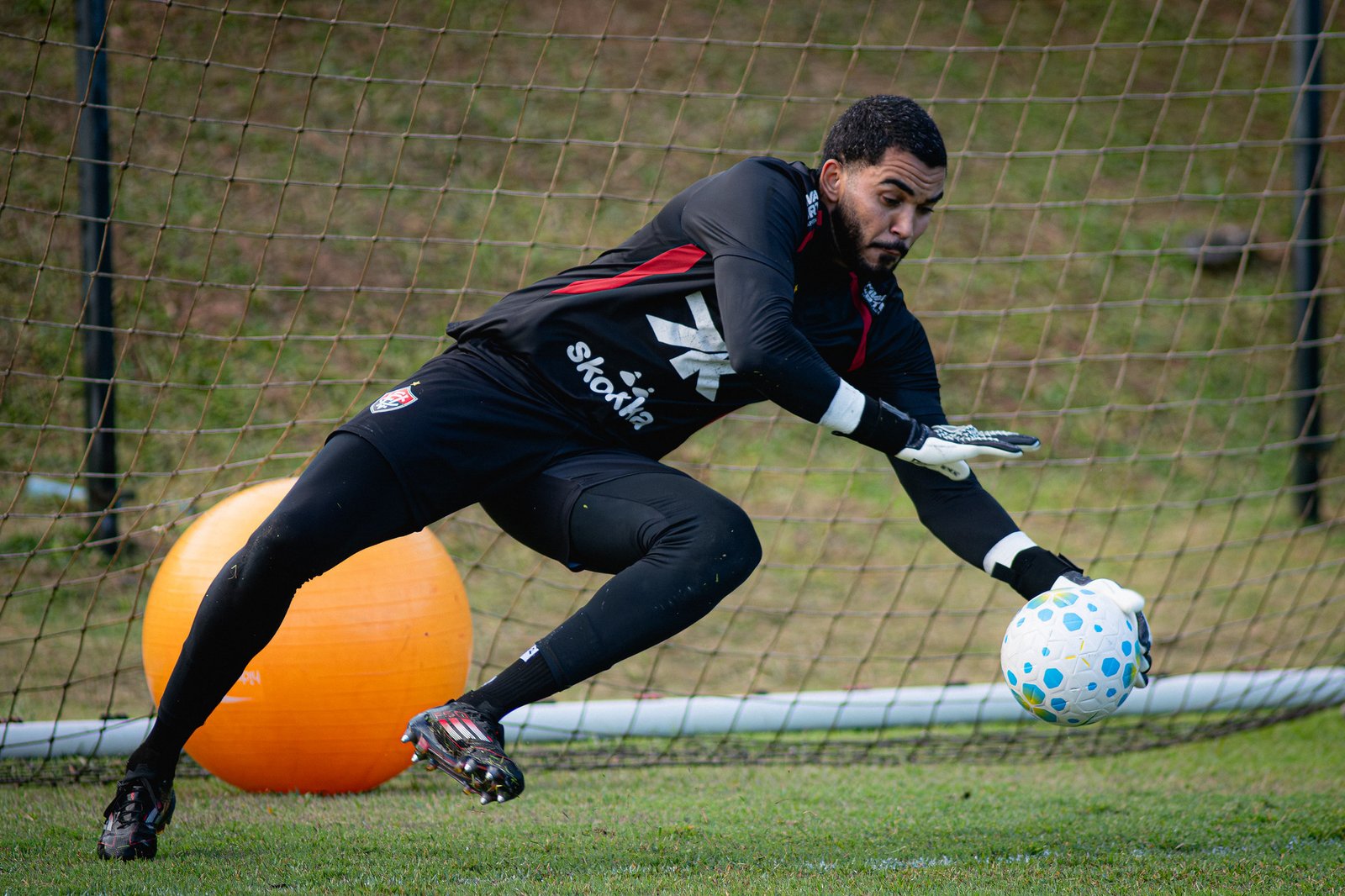 Lucas Arcanjo em treino do Vitória no Barradão