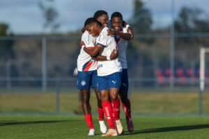 jogadores sub-20 do bahia comemorando gol