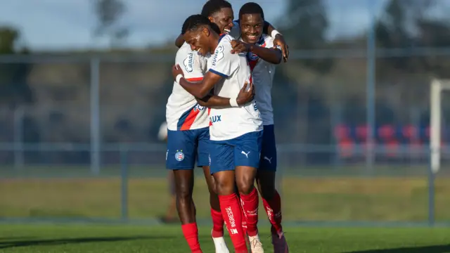 jogadores sub-20 do bahia comemorando gol