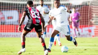 Arroyo, do Cruzeiro, com bola em jogo contra o Vitória no Barradão