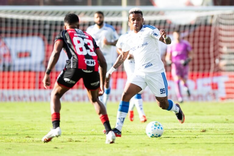 Arroyo, do Cruzeiro, com bola em jogo contra o Vitória no Barradão