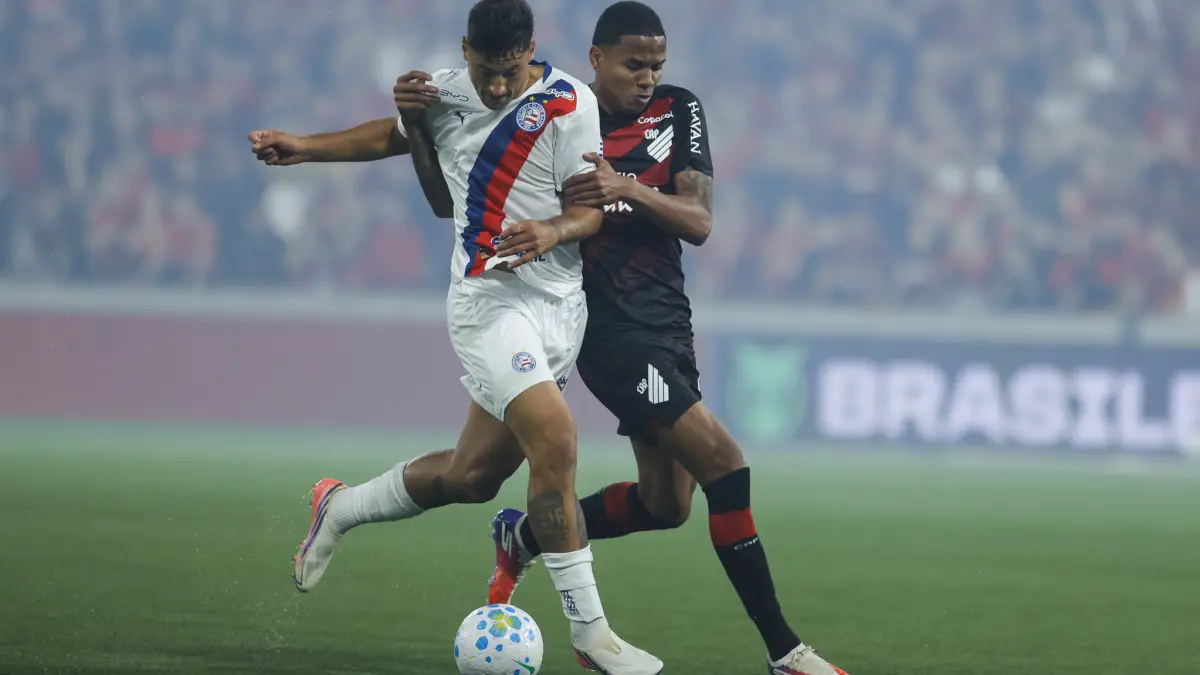 jogadores de Athletico-PR e Bahia em disputa de bola