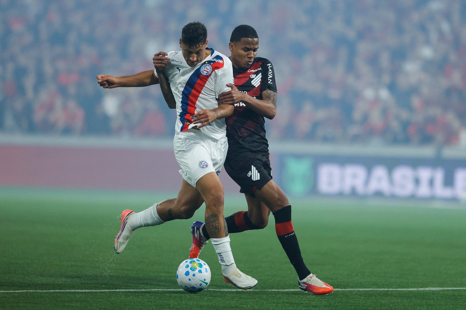 jogadores de Athletico-PR e Bahia em disputa de bola