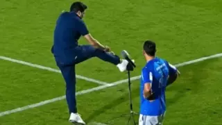 Abel Ferreira, técnico do Palmeiras, chutando microfone