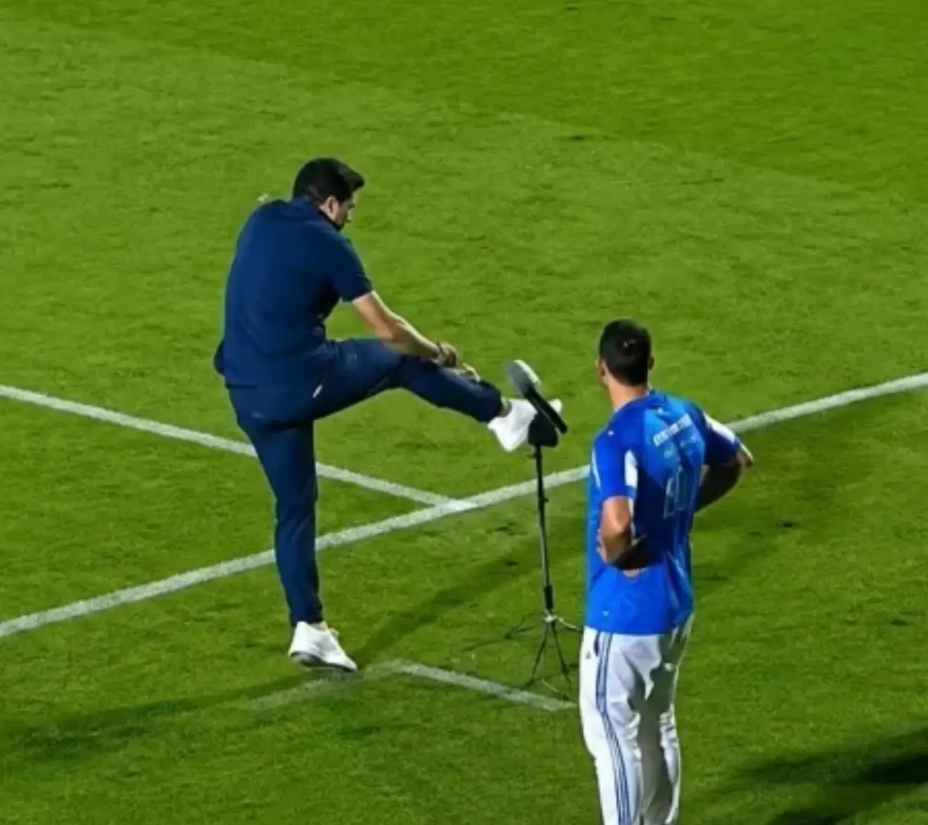Abel Ferreira, técnico do Palmeiras, chutando microfone