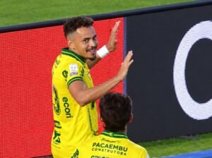 Eduardo comemorando gol pelo Mirassol