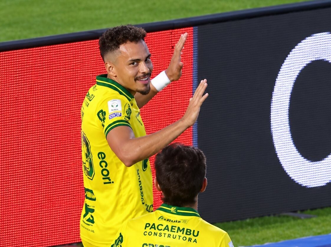 Eduardo comemorando gol pelo Mirassol