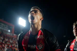 Renê comemorando gol do Vitória em cima do Grêmio