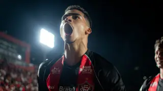 Renê comemorando gol do Vitória em cima do Grêmio