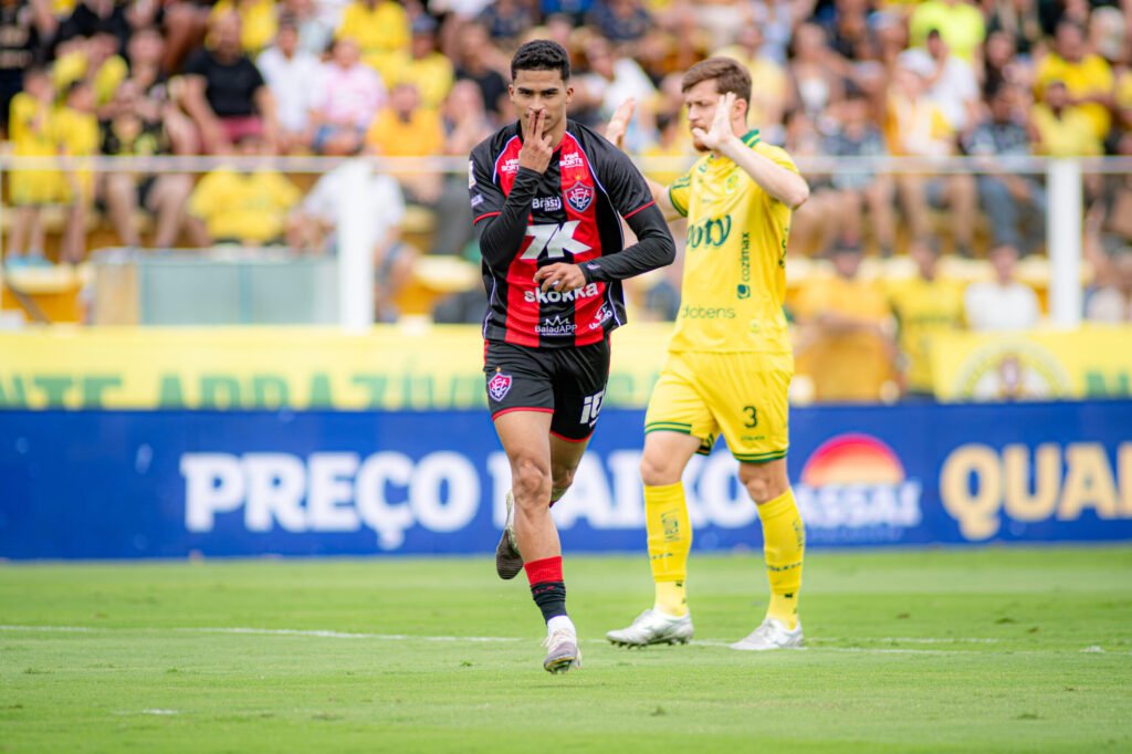 Renê Souza comemora gols que fez pelo Vitória contra o Mirassol