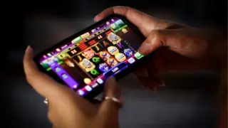 pessoa jogando bet no celular