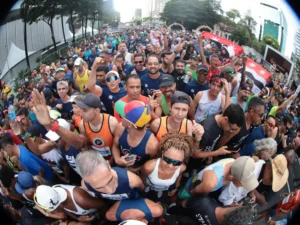 Pessoas aguardam o início da 100ª Corrida Internacional de São Silvestre.